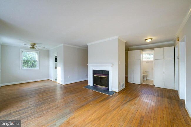 Building Photo - 10022 Brunett Ave