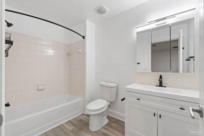 Building Photo - 707 Majestic Dr