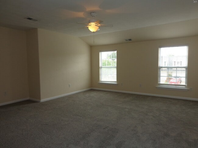 Building Photo - HUNNINGDON COMMONS