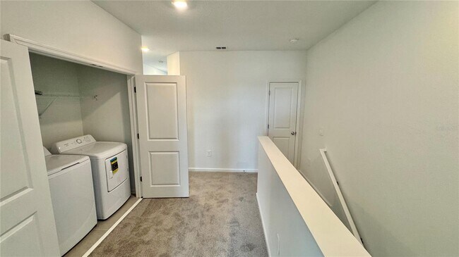 Building Photo - 325 Sol Vis Dr