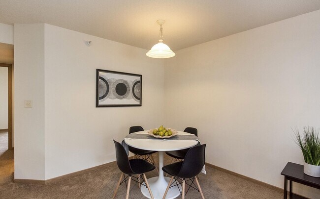 Building Photo - Large Two Bedroom Walking Distance to UIHC, Available 06/01/2026