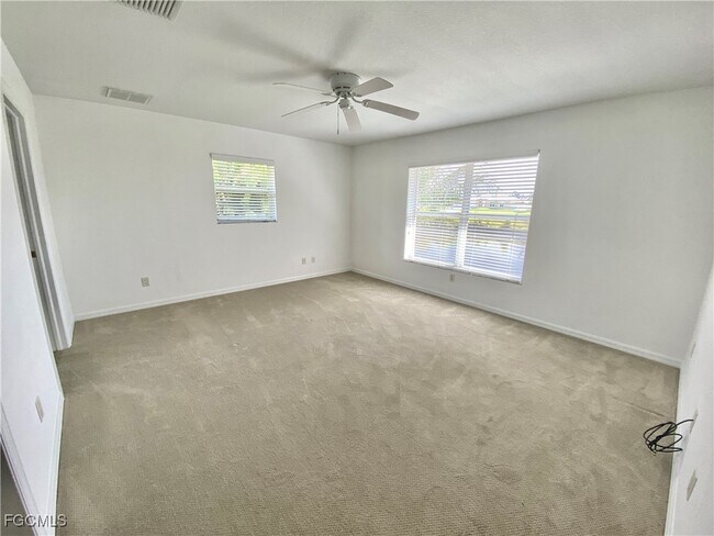 Building Photo - 4231 SW 20th Ave