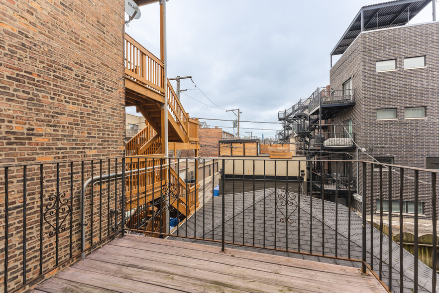 Building Photo - 845 N Hoyne Ave