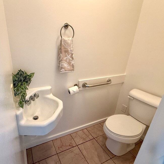 Building Photo - Beautiful 3 Bedroom / 2.5 Bathroom Home in Wailuku Heights!