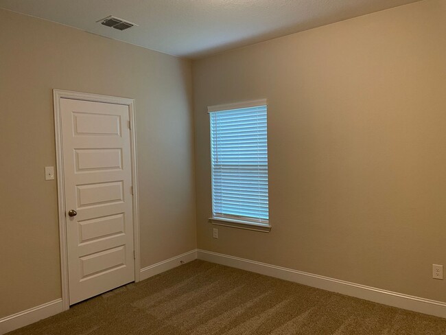 Building Photo - 4 Bedroom in Gruene Field / 1 Mile to Grue...