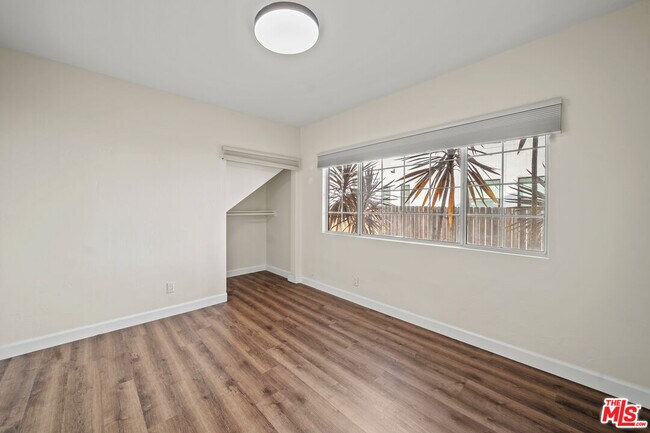 Building Photo - 1453 S Durango Ave