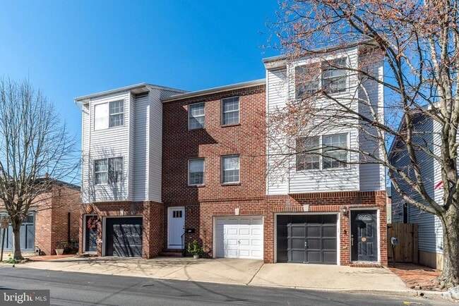 Building Photo - 62 Church St