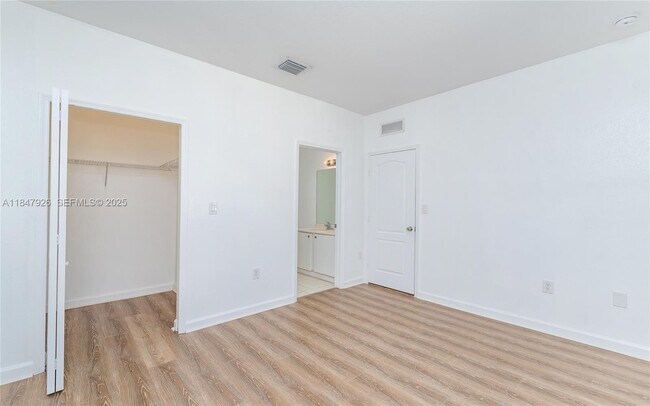 Building Photo - 2908 SE 17th Ave