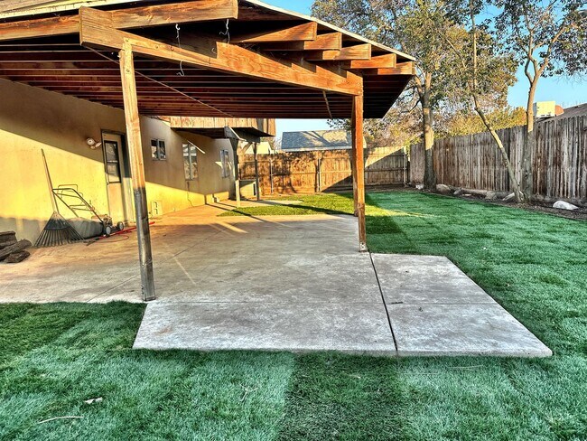 Building Photo - 3511 E Stapp Ave