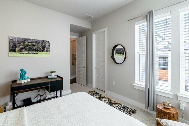 Building Photo - 6025 Seville Dr