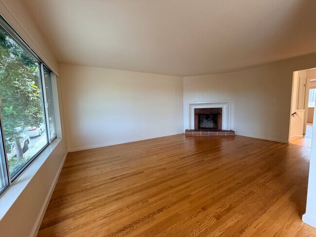 Building Photo - Charming Single Family House Across from McLaren Park