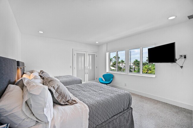 Building Photo - 120 N Ocean Blvd