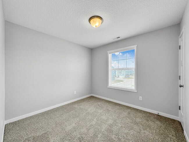 Building Photo - 2633 NW Lois Lane