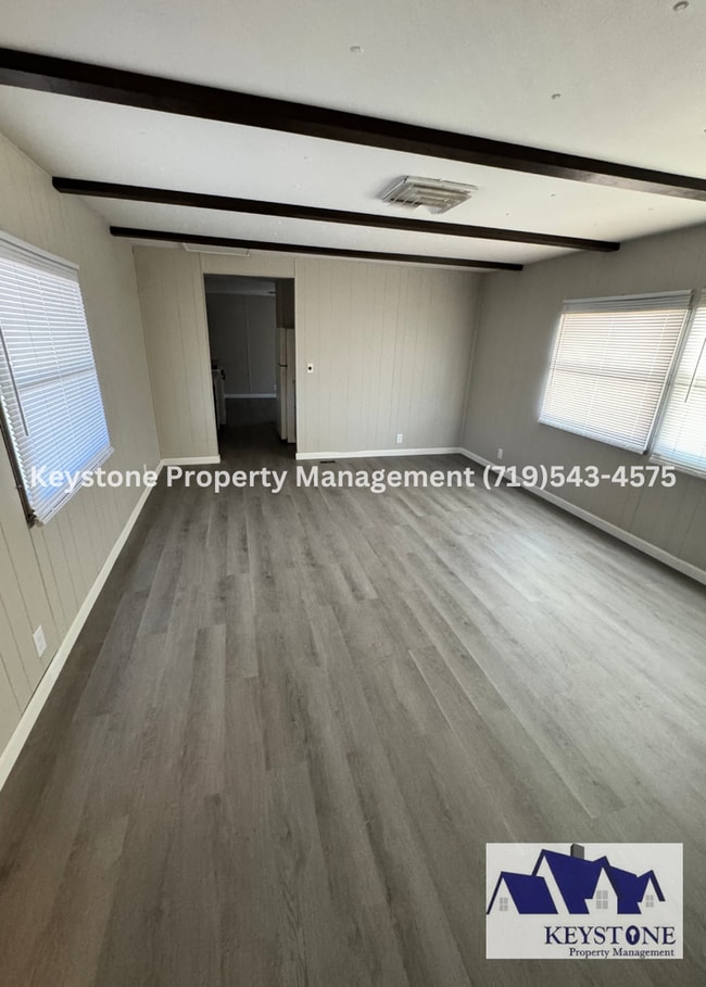 Building Photo - Spacious 2 Bed / 2 Bath Home with Oversized Garage & Updates Throughout $1200/$1200