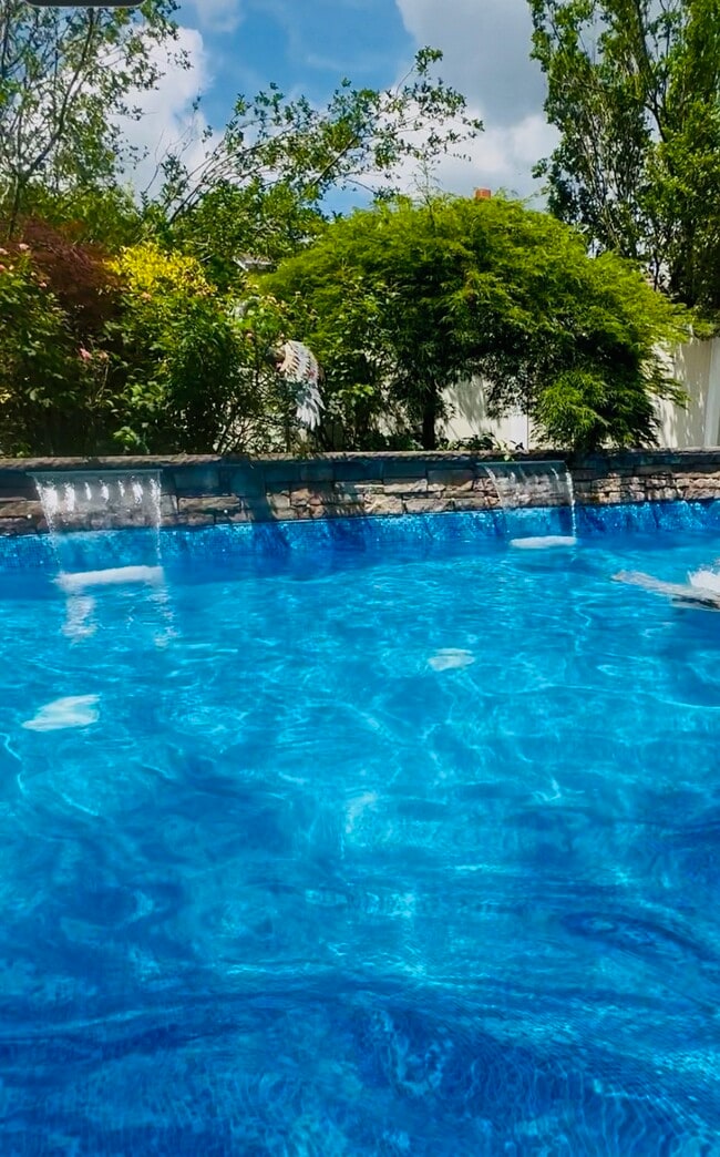 Building Photo - 4 Galaxie Ln