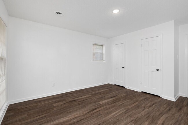 Building Photo - 5 bedroom 3 bath in Covington recently renovated just off the town square