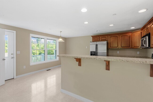 Building Photo - 41 Village Dr