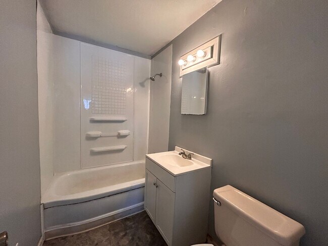 Building Photo - Cute 3 Bed 1 Bath Home -SECTION 8 APPROVED!