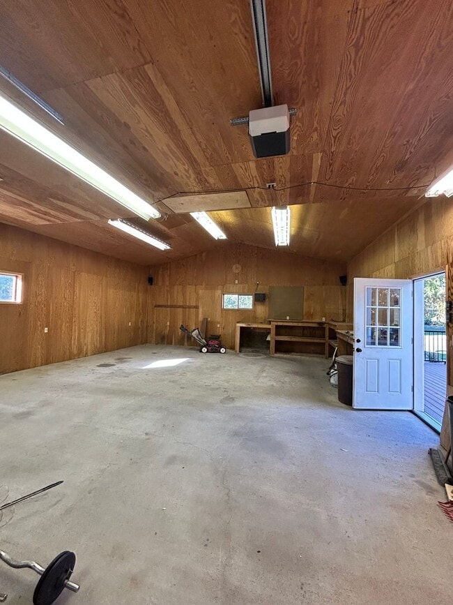 Building Photo - Charming 3 Bedroom Home with Large Heated ...