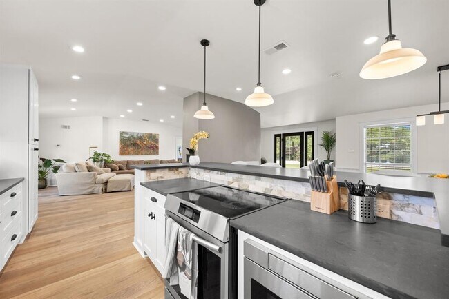 Building Photo - 303 Lakeway Dr