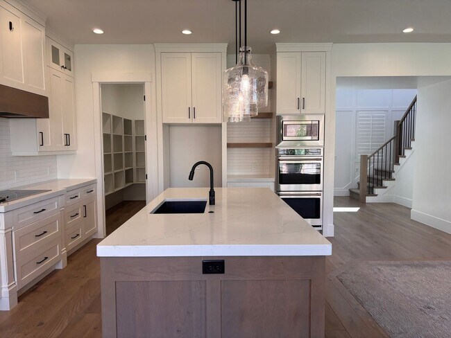 Building Photo - Beautiful 5 bed | 4 Bath | 3 Car Garage