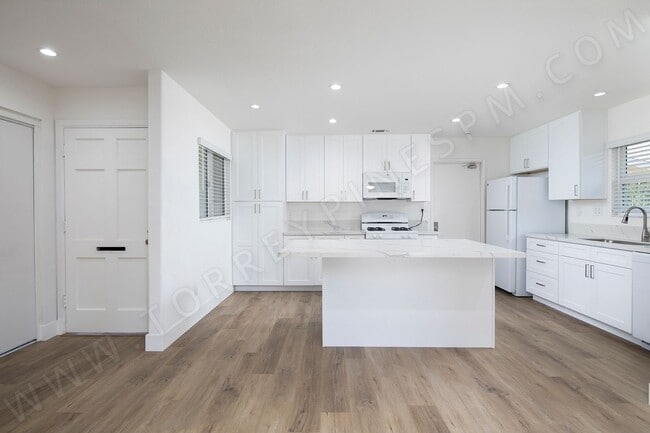 Building Photo - OPEN HOUSE: 11/1 2-3PM ~ Fully Renovated 4...