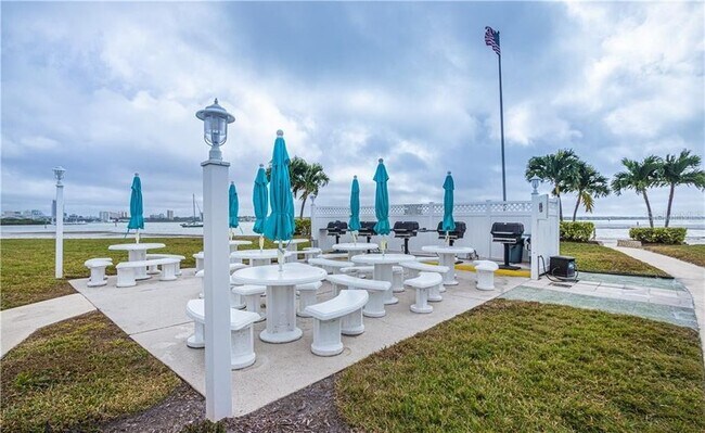 Building Photo - 868 Bayway Blvd