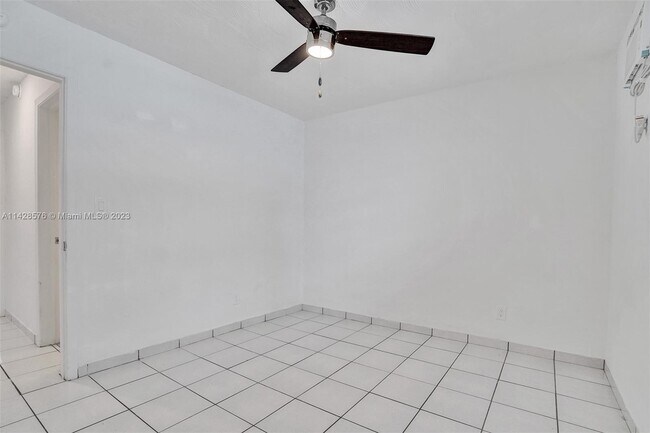 Building Photo - 505 NE 30th St