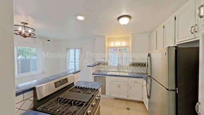 Building Photo - 432 Via Rosa