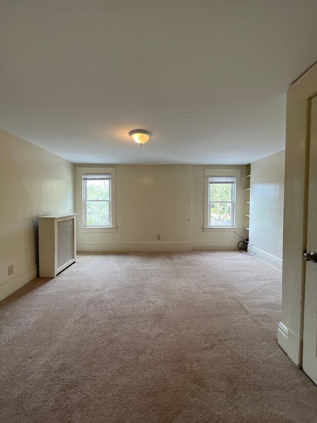 Building Photo - Two Bedroom apartment near engineering and...