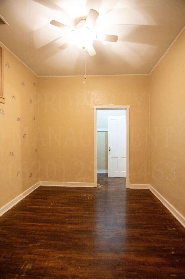 Building Photo - Cute Upstairs 2-Bed Apartment located down...
