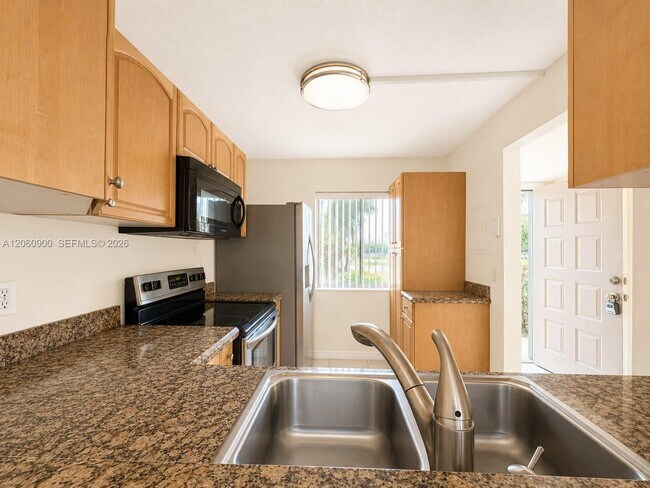Building Photo - 6585 Somerset Dr