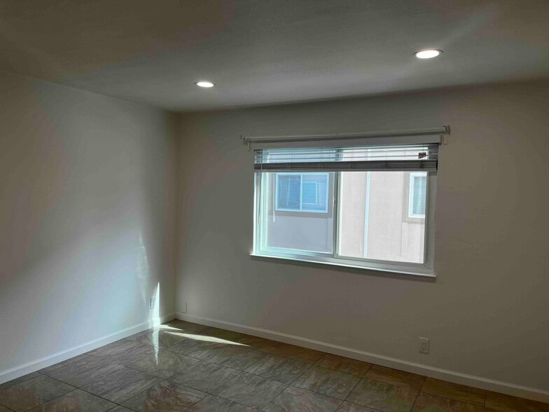Building Photo - 2454 W Bayshore Rd