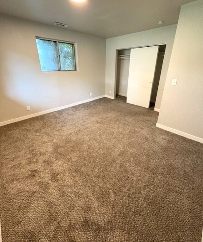 Building Photo - 5 Bed / 3 Bath Townhome in Murray!