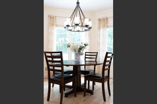 Building Photo - Stunning 5BR Executive Style Home in Brentwood