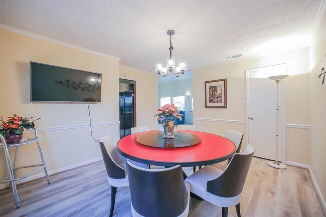 Building Photo - 9511 Sharpcrest St