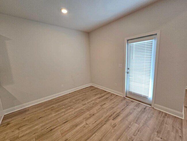 Building Photo - Elegant 4-Bedroom Lake Park Home with Open Layout, Modern Finishes, and Fenced Yard