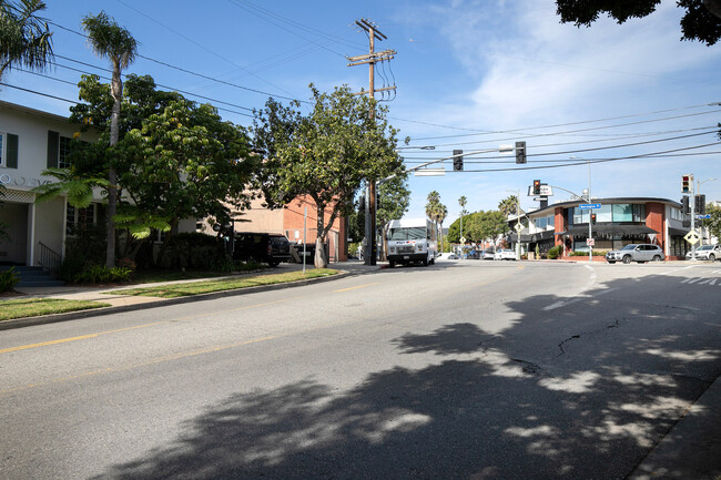 Building Photo - 219 S Barrington Ave