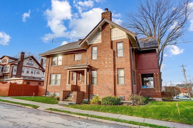 Building Photo - 2881 Observatory Ave