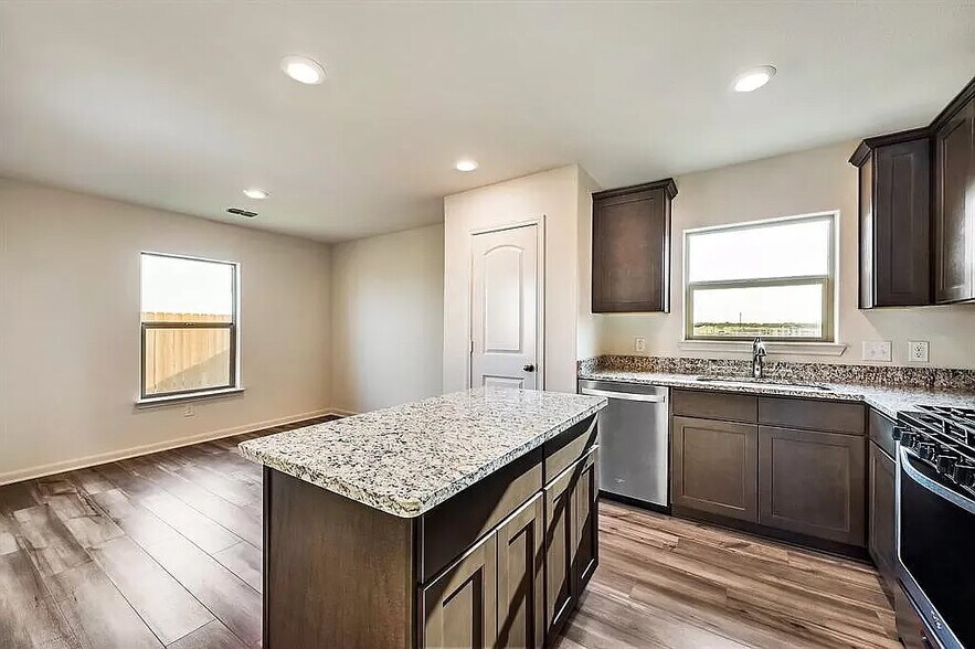 Building Photo - Room in House on Musselshell Dr