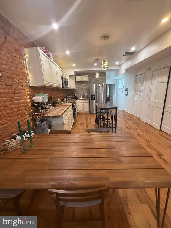 Building Photo - 2005 N Mascher St