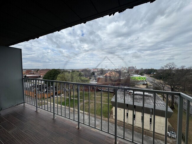 Building Photo - 10th Floor Unit!