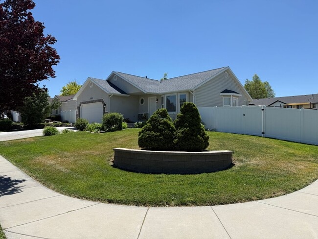 Building Photo - Beautiful 5 bedroom home!