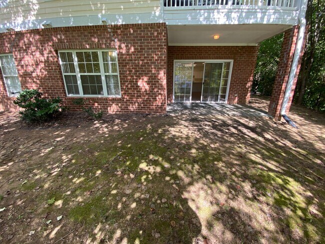 Building Photo - Pristine move in ready Condo located in He...
