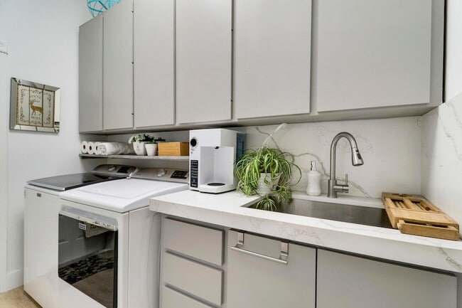 Building Photo - 387 Kelsey Park Dr