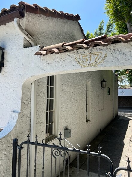 Building Photo - 517 N Sweetzer Ave