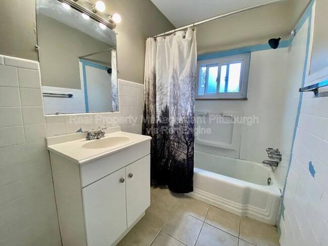 Building Photo - 825 Collins St