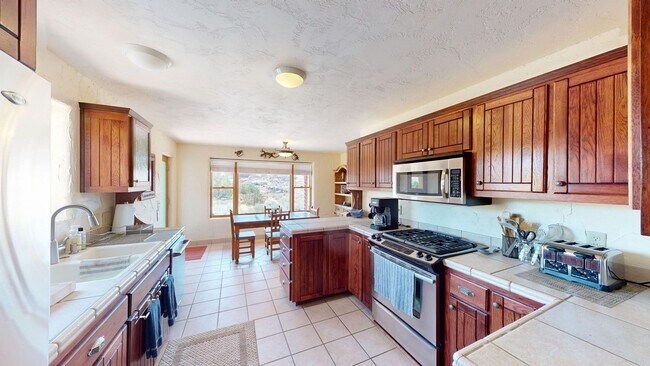 Building Photo - Custom Adobe style home in exclusive Navajo Ridge