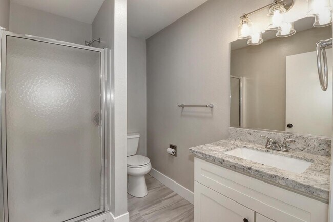 Building Photo - Fall Rental Available 9/1 – Stylish, Upgraded Duplex Near Covell Park