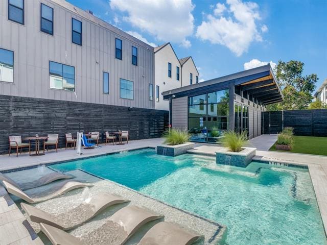 Building Photo - 5609 Live Oak St